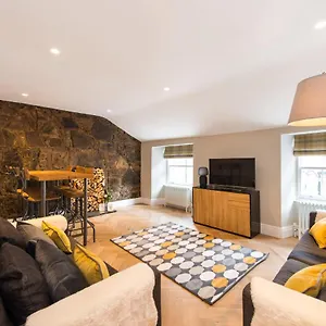  Apartment Centre, Newly Refurbished Stylish